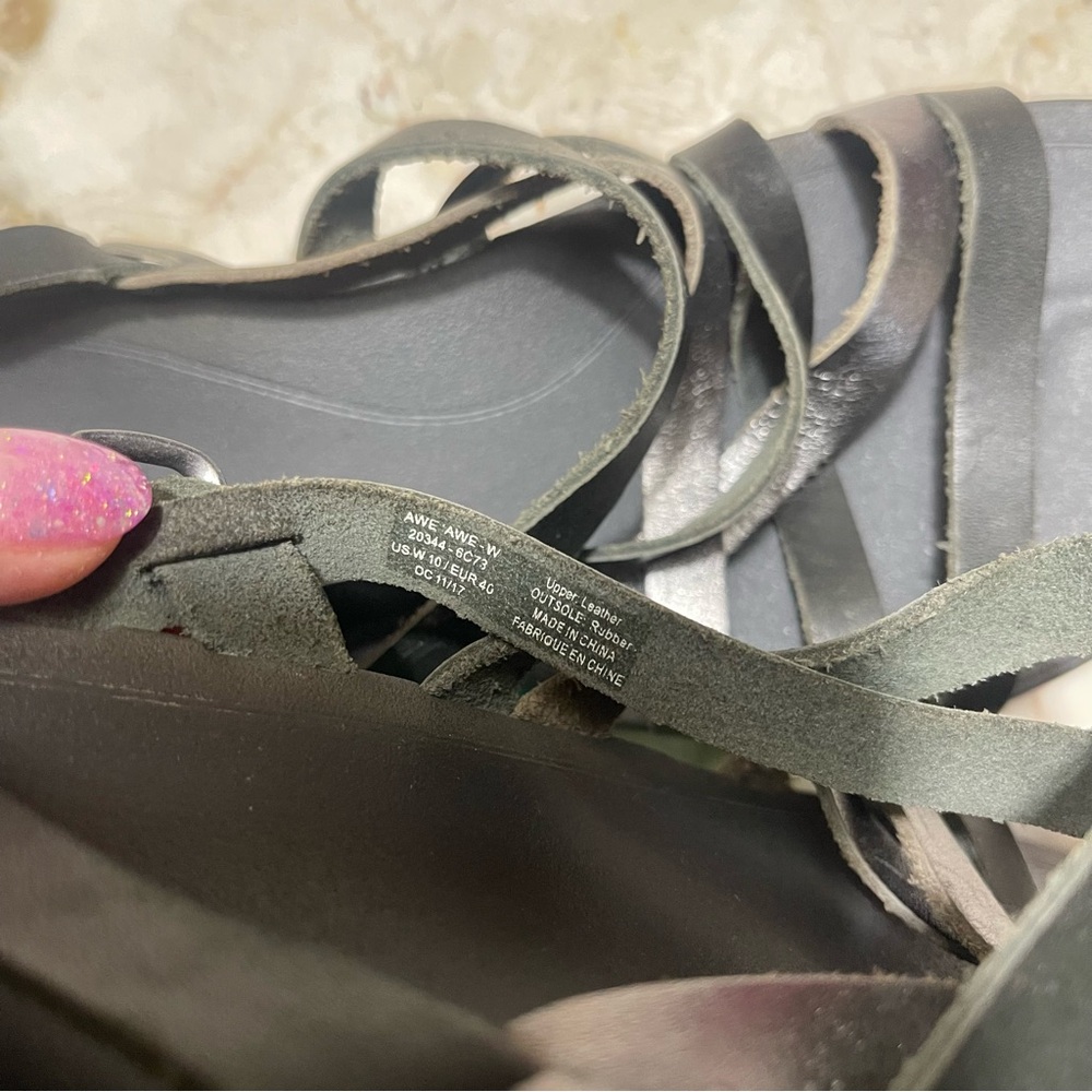 Olukai Awe Awe Metallic Black Leather Strappy Sandals - Picture 4 of 4